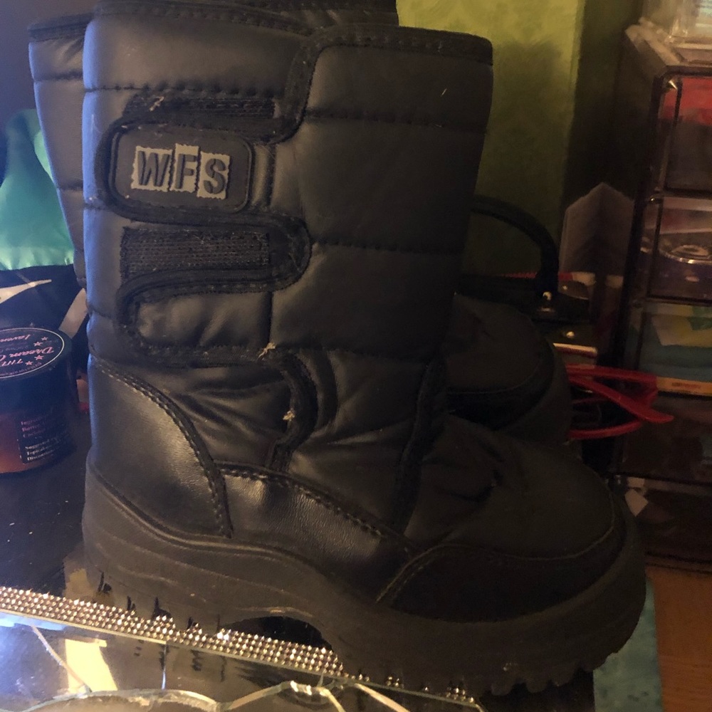 Snow boots kids size 12